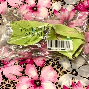 Victoria’s Secret lightly lined 34 B bra NWT